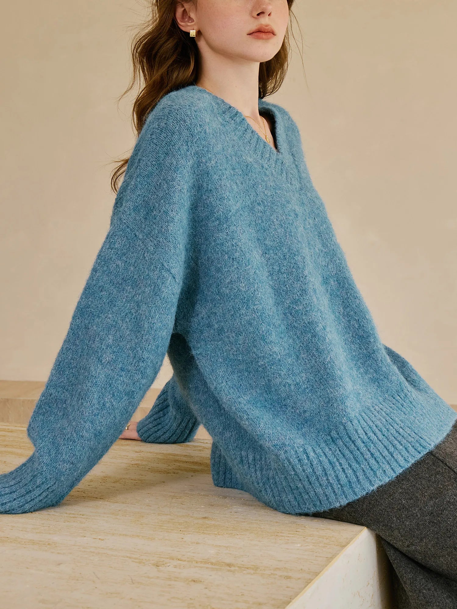 FSLE【3 Colors】Women V-Neck Pullover Sweater  5.1% Wool Warm Winter Long Sleeve Sleeve Tops Drop Sleeve Simple Top 24FS14156